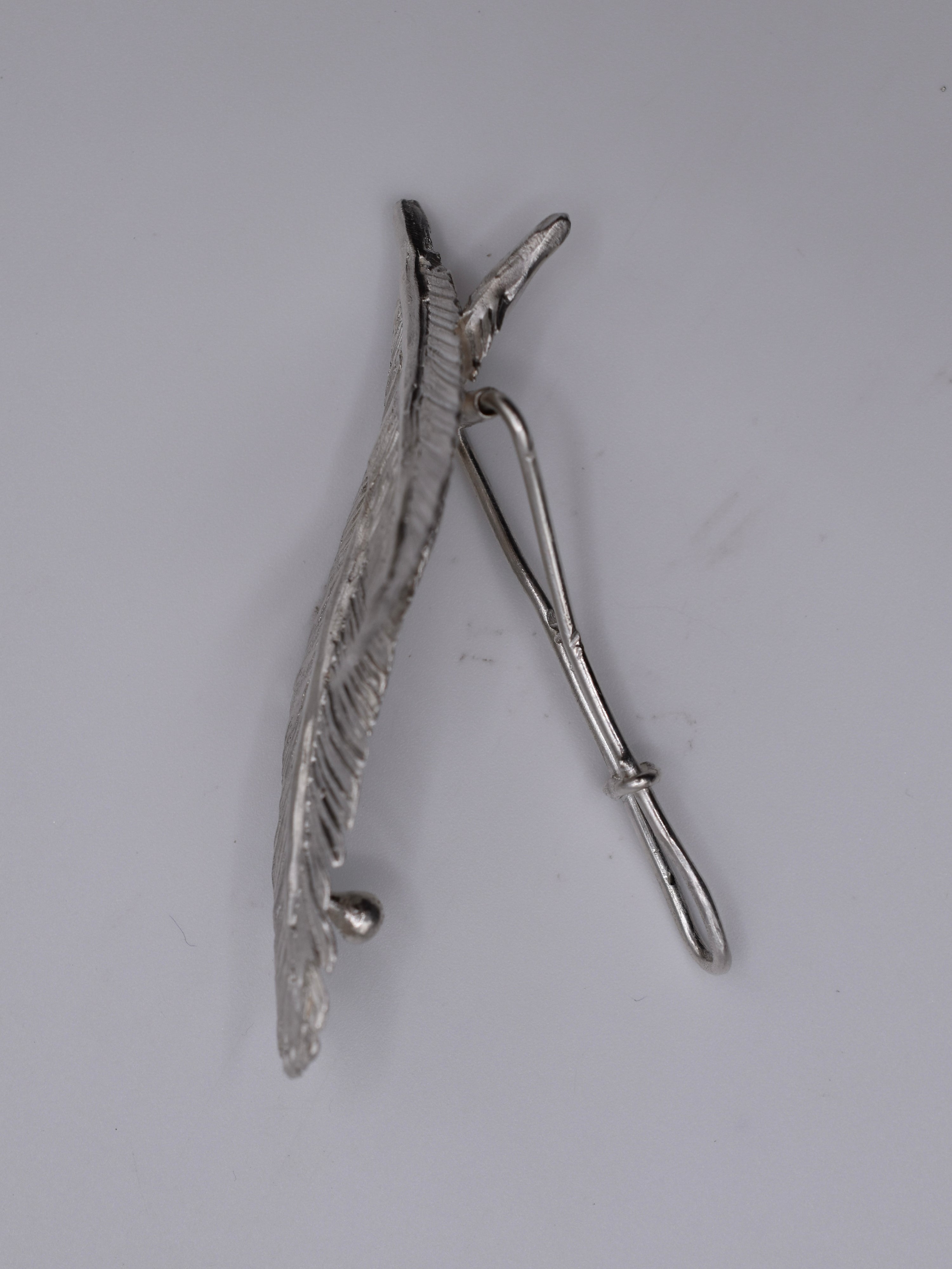 FALLING FEATHER HAIR CLIP